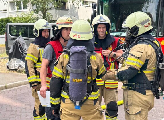 Schwerer Wohnungsbrand fordert die Feuerwehr Erkrath bei einer dramatischen Menschenrettung