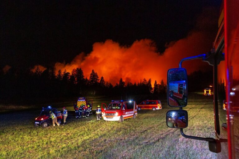 Mehrere Hubschrauber im Einsatz gegen den großen Waldbrand im Gemeindebereich Übersee