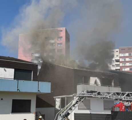 &Uuml;ber 120 Einsatzkr&auml;fte k&auml;mpfen bei Extremhitze gegen einen schweren Wohnhausbrand in Steinbach