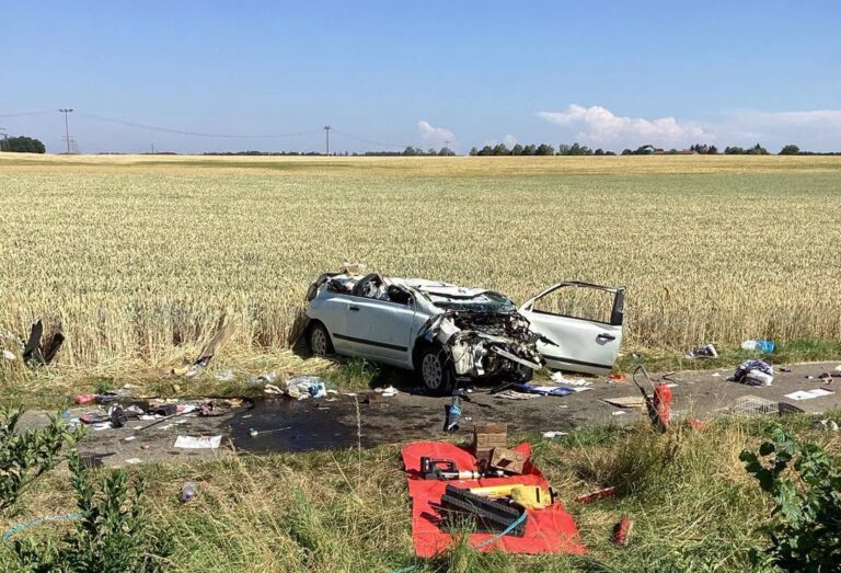 tödlicher Verkehrsunfall auf der B30 fordert den schnellen Einsatz der Feuerwehr Ulm