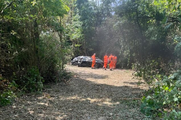 Nach einem spektakulären Flug durch die Luft rettet die Feuerwehr Wiesbaden einen schwer verletzten Autofahrer