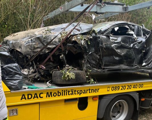 Nach einem spektakulären Flug durch die Luft rettet die Feuerwehr Wiesbaden einen schwer verletzten Autofahrer