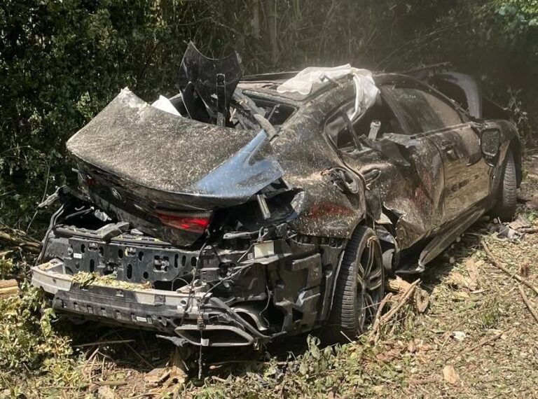 Nach einem spektakulären Flug durch die Luft rettet die Feuerwehr Wiesbaden einen schwer verletzten Autofahrer
