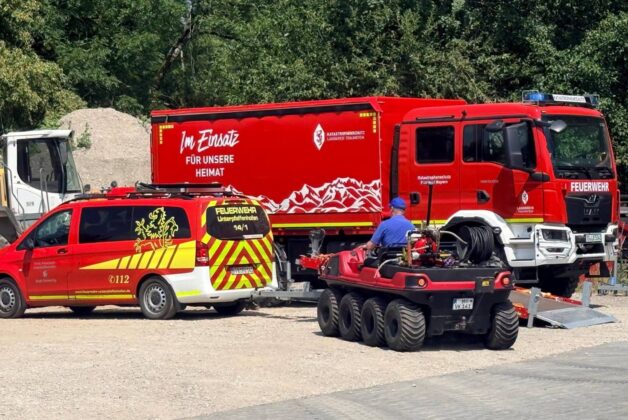 Mehrere Hubschrauber im Einsatz gegen den großen Waldbrand im Gemeindebereich Übersee