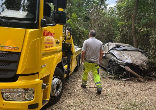 Nach einem spektakulären Flug durch die Luft rettet die Feuerwehr Wiesbaden einen schwer verletzten Autofahrer