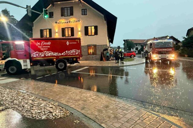 Gewitterfront sorgt f&uuml;r 60 zus&auml;tzliche Eins&auml;tze bei den Feuerwehren im Landkreis Traunstein