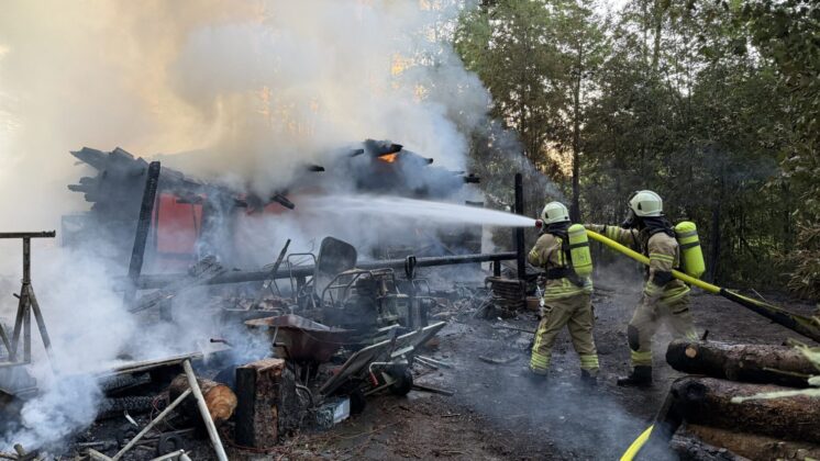 Freiwillige Feuerwehr Quickborn: Holzhaus brennt in Vollbrand aus
