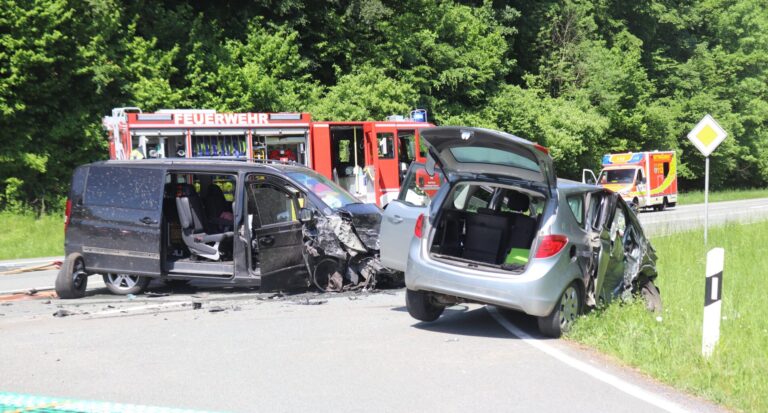 Unfall bei Brakel: Zwei Verletzte nach heftiger Kollision auf B252