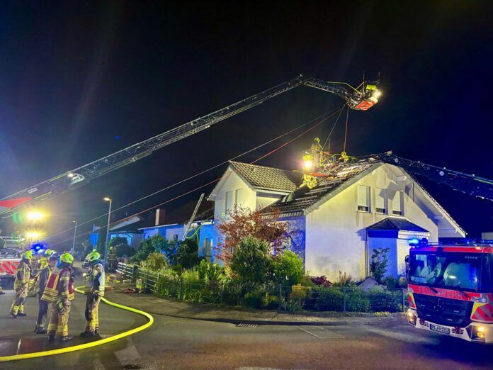Dachstuhlbrand in Paderborn: Photovoltaikanlage erschwert Löscharbeiten