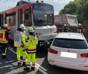 Vollsperrung auf der A9: Sattelzug brennt nach Defekt komplett aus
