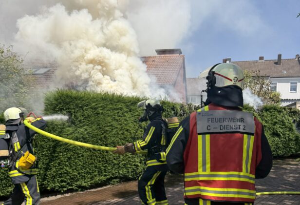Feuerwehr in Bochum: Heckenbrand am Garagenhof fordert Verletzte