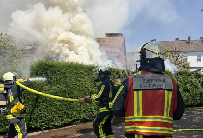 Feuerwehr in Bochum: Heckenbrand am Garagenhof fordert Verletzte