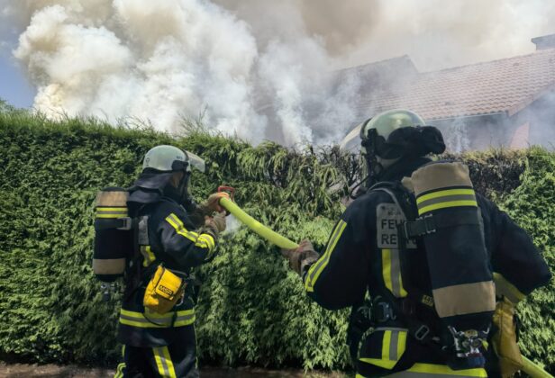 Feuerwehr in Bochum: Heckenbrand am Garagenhof fordert Verletzte