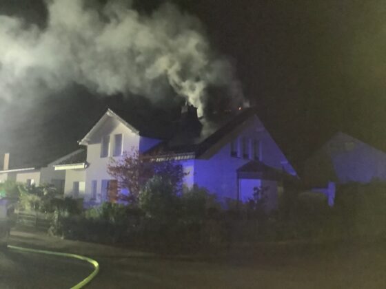 Dachstuhlbrand in Paderborn: Photovoltaikanlage erschwert Löscharbeiten