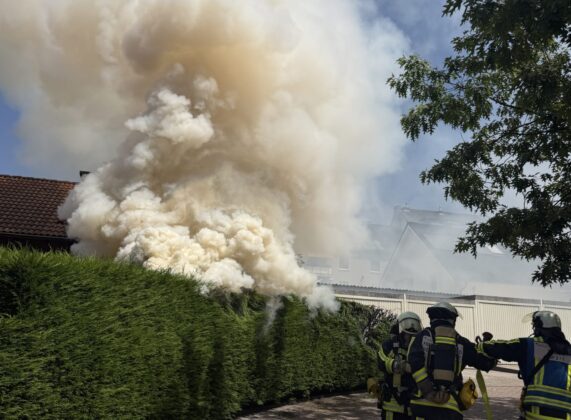 Feuerwehr in Bochum: Heckenbrand am Garagenhof fordert Verletzte