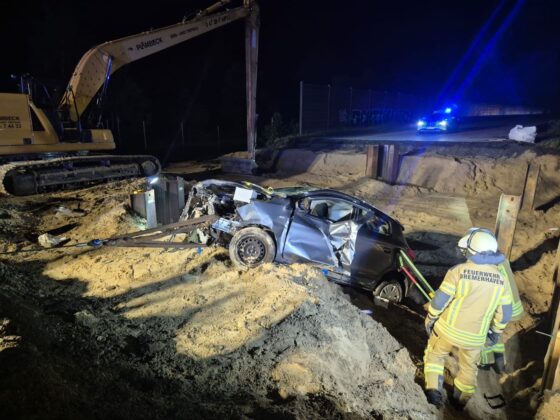 Unfall auf der A27 bei Hagen: Pkw stürzt in tiefe Baugrube