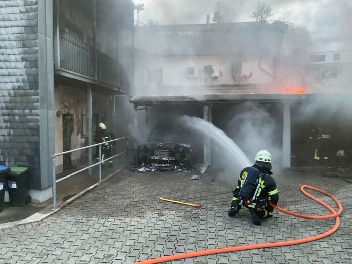 Brandeinsatz in Mülheim: Carport-Feuer greift auf Wohnhaus über