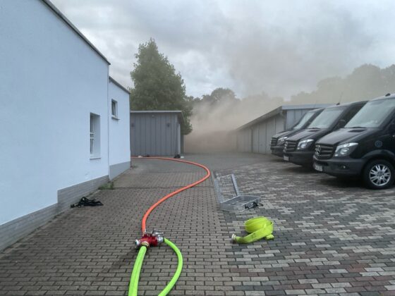 Brandeinsatz in Mülheim: Carport-Feuer greift auf Wohnhaus über