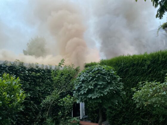 Brandeinsatz in Mülheim: Carport-Feuer greift auf Wohnhaus über