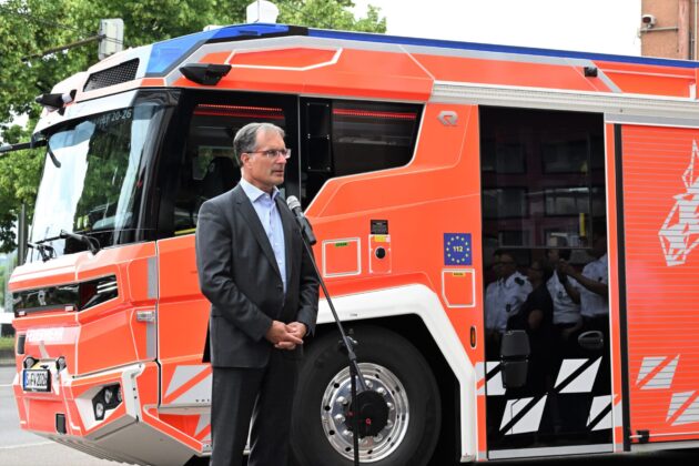 Feuerwehr Stuttgart: Übergabe von zwei neuen Hybrid-HLF
