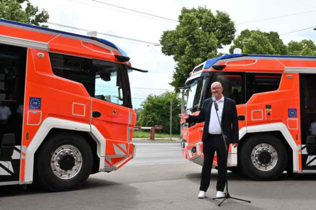 Feuerwehr Stuttgart: Übergabe von zwei neuen Hybrid-HLF