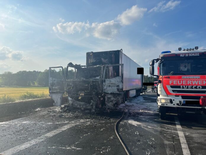 Vollsperrung auf der A9: Sattelzug brennt nach Defekt komplett aus