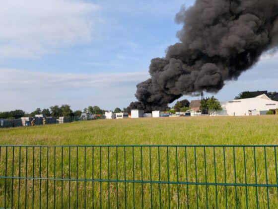 Feuerwehr in Burscheid: Großbrand nach Pkw-Explosion in Straßerhof