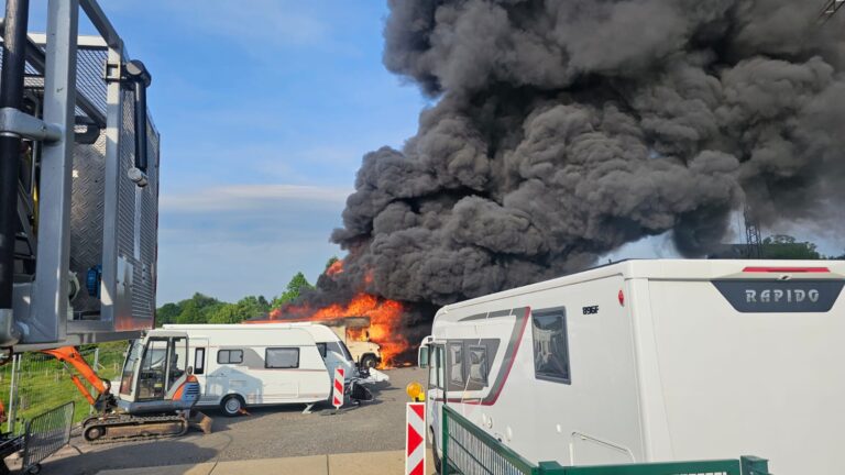 Feuerwehr in Burscheid: Großbrand nach Pkw-Explosion in Straßerhof