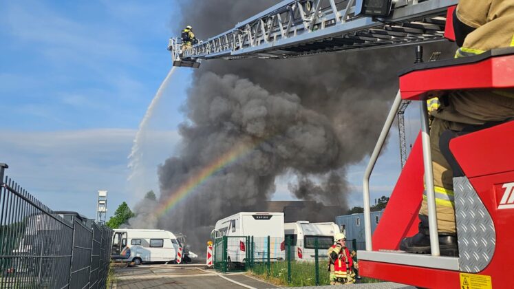 Feuerwehr in Burscheid: Großbrand nach Pkw-Explosion in Straßerhof