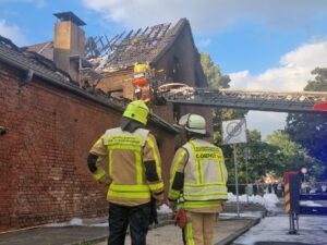 Pkw-Brand in Stuttgart-Plieningen: Elektroauto brennt aus