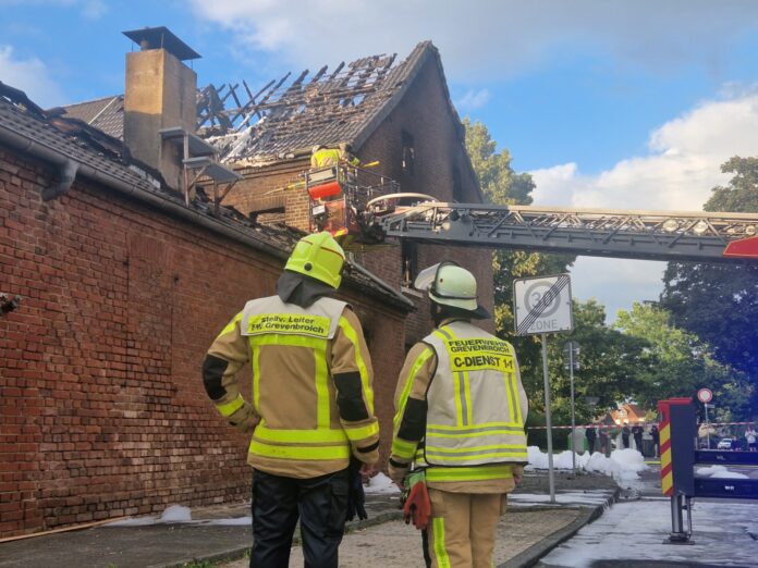 Wohnhausbrand in Grevenbroich: Einsturzgefahr nach Durchzündung