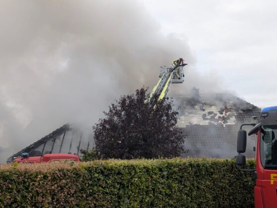 Wohnhausbrand in Selfkant: Vermisste Person nach Vollbrand geborgen