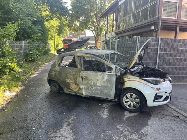 Pkw-Brand in Stuttgart-Plieningen: Elektroauto brennt aus