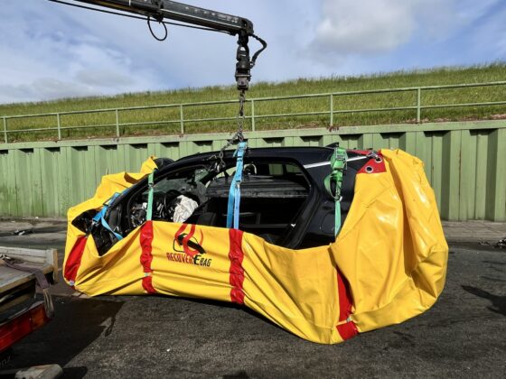 Unfall im Fischereihafen Bremerhaven: Fahrer im E-Auto eingeklemmt