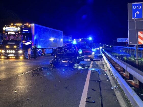 Unfall auf der Autobahn 1 bei Elsdorf: Pkw brennt völlig aus