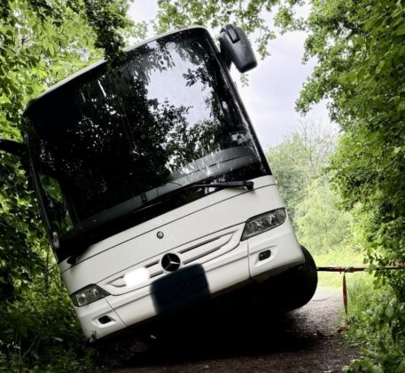 Unfall in Ratingen: Linienbus kommt auf Waldweg von Fahrbahn ab