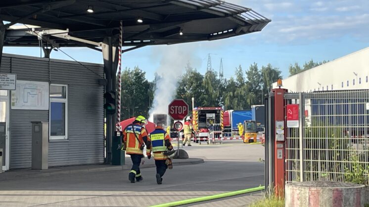 ABC-Einsatz in Lehrte bei Spedition: Gefahrgutunfall löst Großbrand aus