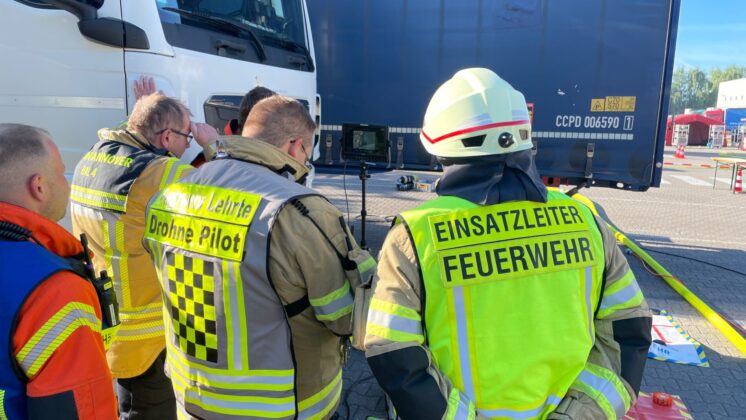 ABC-Einsatz in Lehrte bei Spedition: Gefahrgutunfall l&ouml;st Gro&szlig;brand aus