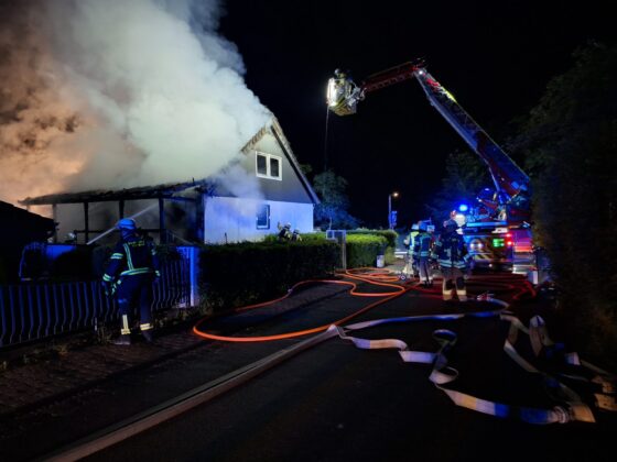 Geb&auml;udebrand in Lohmar-Donrath: Fertighaus steht in Vollbrand