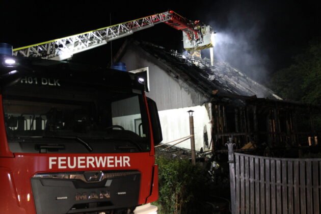 Gebäudebrand in Lohmar-Donrath: Fertighaus steht in Vollbrand
