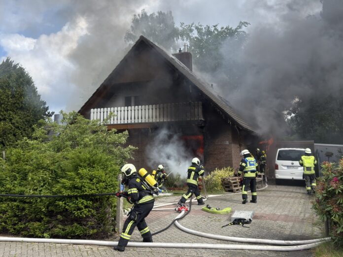 Wohngebäudebrand im Schirumer Weg: Ein Todesopfer bei Hausbrand