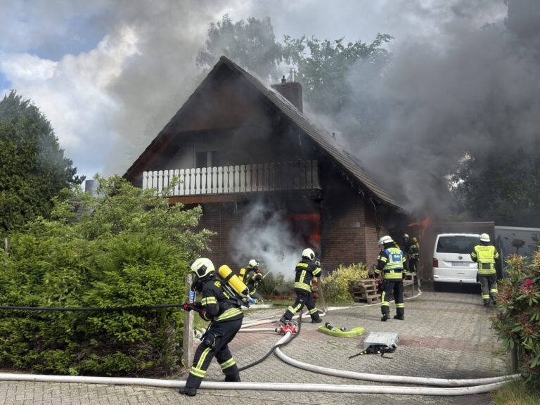 Wohngebäudebrand im Schirumer Weg: Ein Todesopfer bei Hausbrand
