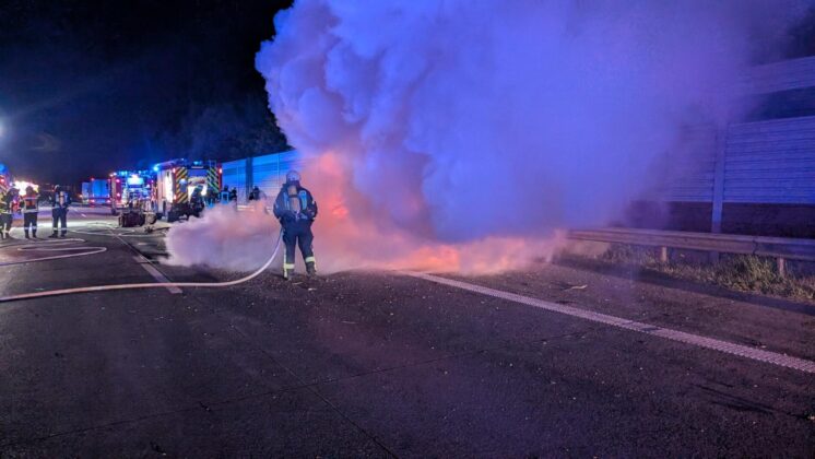 Unfall auf der Autobahn 1 bei Elsdorf: Pkw brennt völlig aus