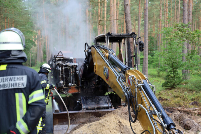 Waldbrandgefahr im Landkreis Celle: Feuerwehr löscht Baggerbrand
