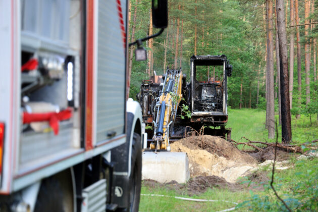 Waldbrandgefahr im Landkreis Celle: Feuerwehr löscht Baggerbrand