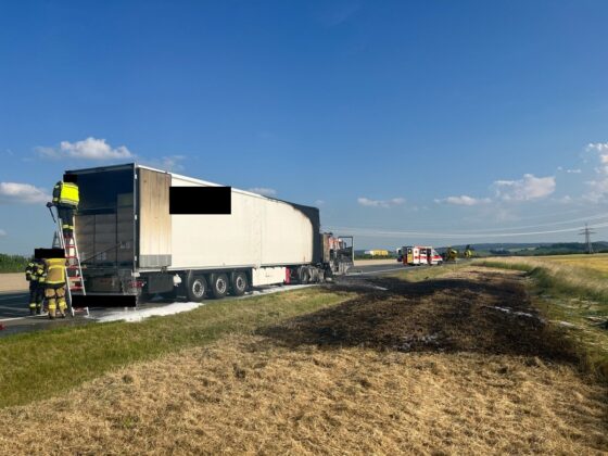Vollsperrung auf der A9: Sattelzug brennt nach Defekt komplett aus