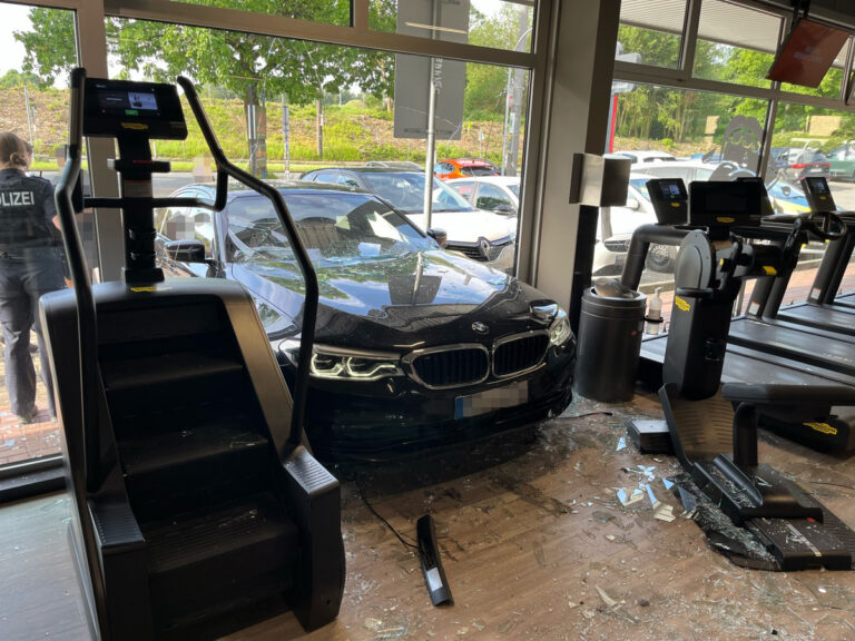 Unfall in Bochum: Auto fährt in Scheibe eines Fitnessstudios