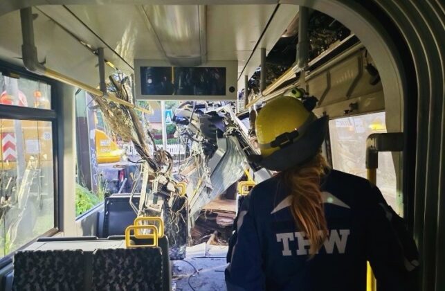Einsatz in Berlin-Hohenschönhausen: THW birgt entgleiste Tram