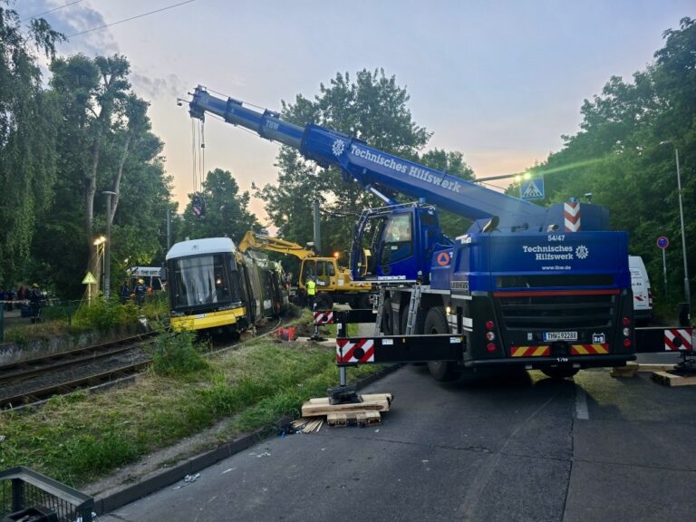 Einsatz in Berlin-Hohenschönhausen: THW birgt entgleiste Tram
