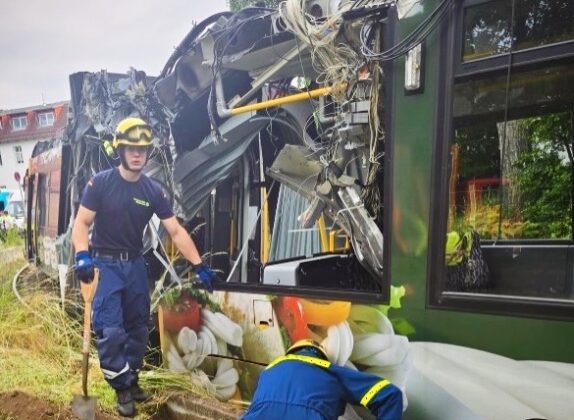 Einsatz in Berlin-Hohenschönhausen: THW birgt entgleiste Tram